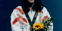 Susi Susanti posing with her Gold Medal